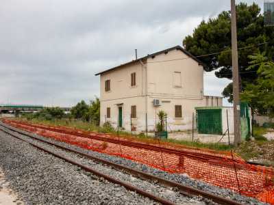 Posto praticamente sui binari, l� dove passano i treni della Fal, si presenta con un color beige e un aspetto che ricorda un�abitazione di campagna